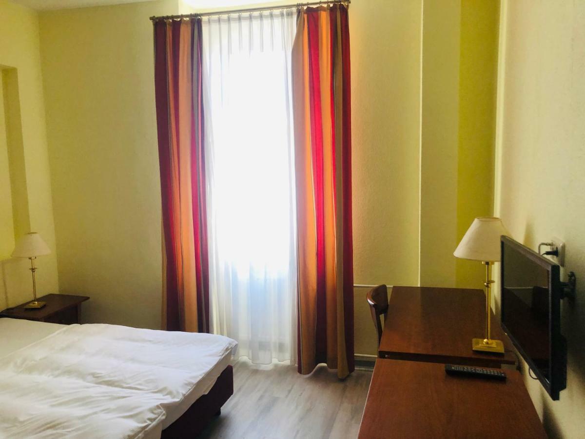 Hotel-Events Adlerpalast Ruesselsheim Ngoại thất bức ảnh