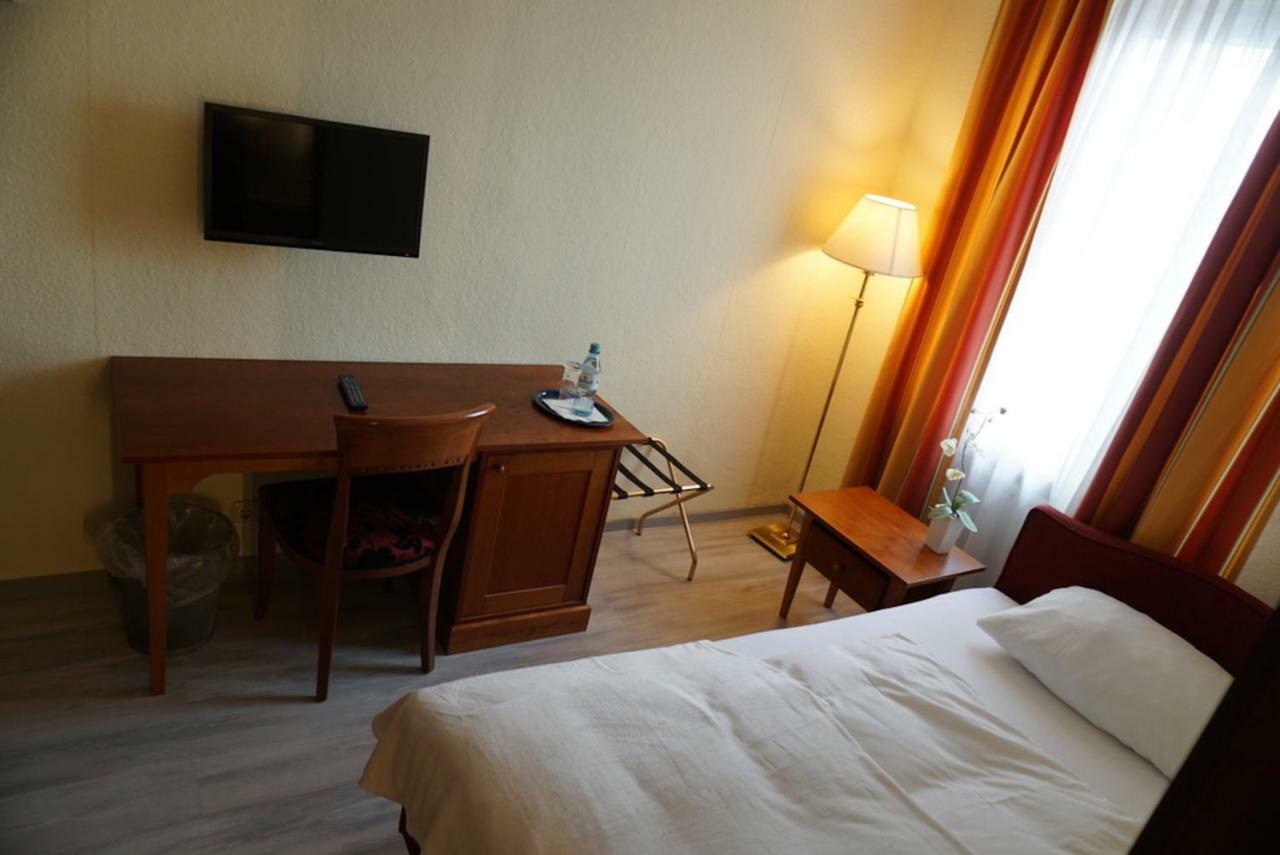 Hotel-Events Adlerpalast Ruesselsheim Ngoại thất bức ảnh