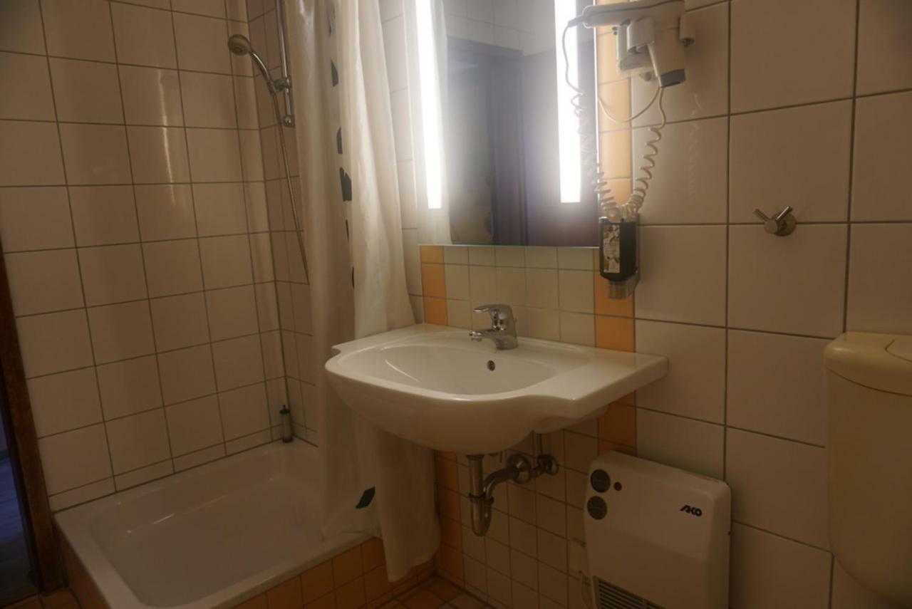 Hotel-Events Adlerpalast Ruesselsheim Ngoại thất bức ảnh
